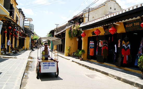 Bán hàng rong ở Hội An.Ảnh: PHƯƠNG THẢO