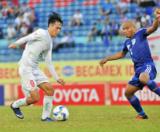 Văn Toàn (bên trái) đi tìm bàn thắng đầu tiên tại V-League năm nay.Ảnh: ANH SẮC