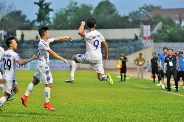 Minh Tuấn (số 9) ăn mừng bàn thắng sau khi ghi bàn gỡ hòa 1-1 cho QNK Quảng Nam.Ảnh: T.VY