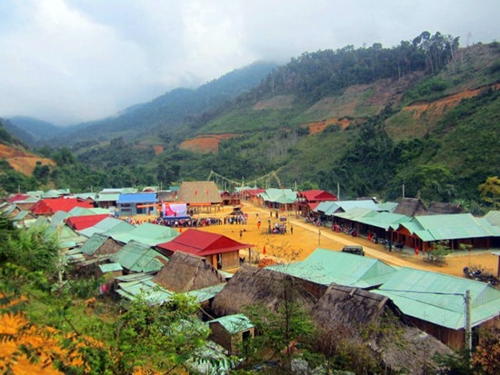 Làng mới Tưr khang trang giữa đại ngàn. Ảnh: GIANG NGUYÊN