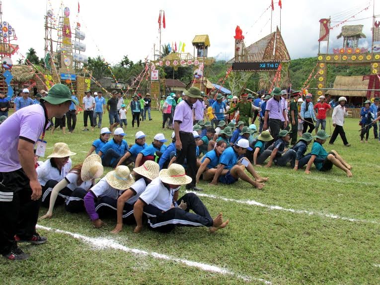 Quan cảnh Hội tại truyền thống tuổi trẻ Bắc Trà My được tổ chức tại Sân Vận động huyện bên dòng sông Trường.