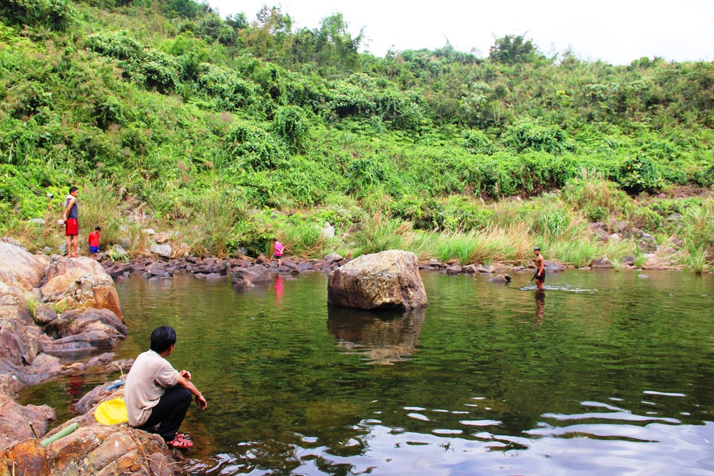 Du lịch dã ngoại tại sông, suối gần làng luôn là chọn lựa hấp dẫn của đồng bào vùng cao trong dịp nắng nóng.