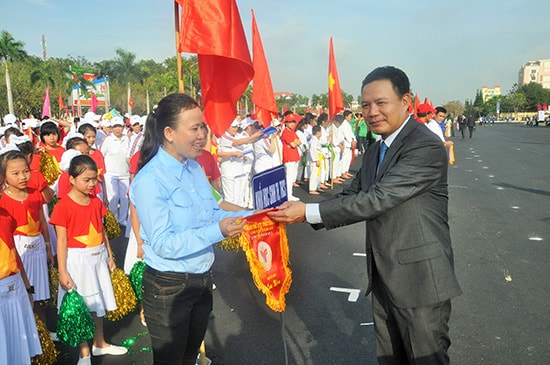 Phó Chủ tịch UBND tỉnh Lê Văn Thanh tặng cờ lưu niệm cho đại diện các địa phương của TP.Tam Kỳ. Ảnh: VĂN BÌNH