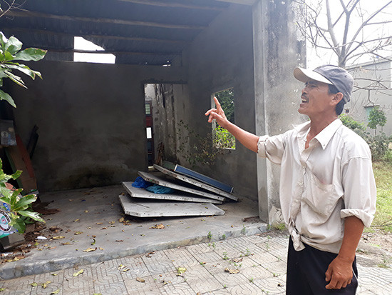 Ông Huỳnh Lý bên căn nhà xuống cấp nhưng không thể sửa chữa vì dính quy hoạch.  Ảnh: NGUYỄN THÀNH