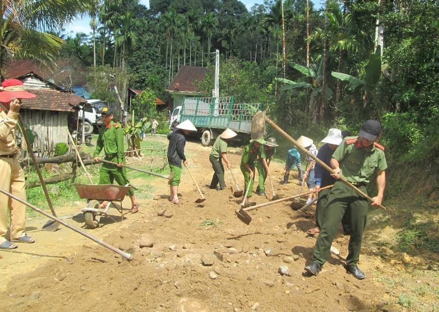 Chi đoàn Công an Tiên Phước giúp người dân thôn 7, Tiên Lãnh làm đường giao thông