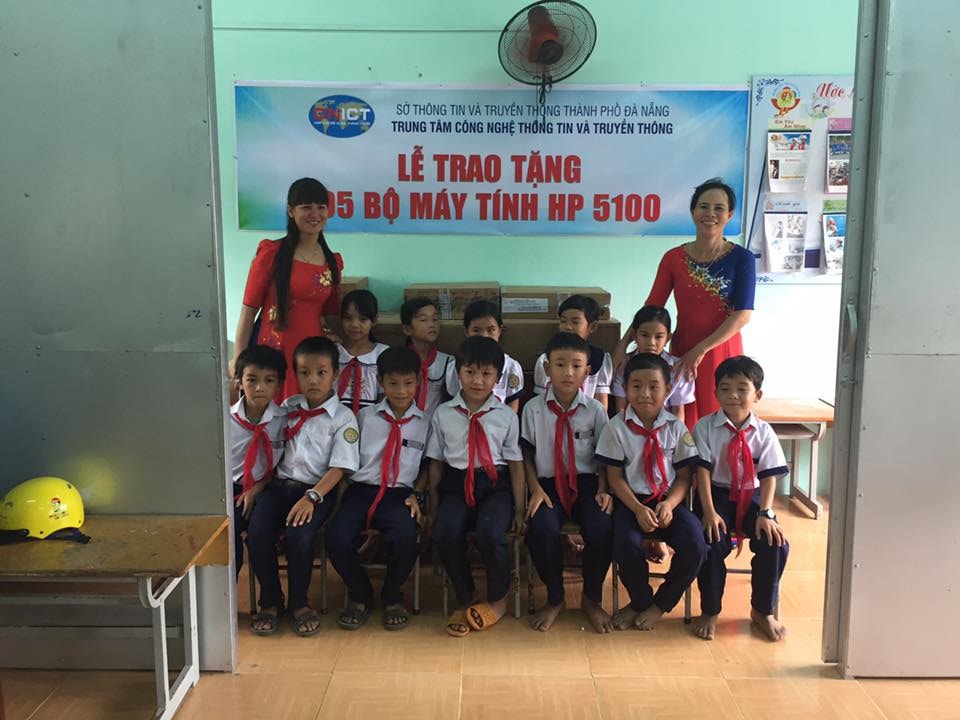 Thầy cô và học sinh trường tiểu học Nguyễn Hiền háo hức trong buổi lễ trao tặng máy tính. Ảnh: Q.T