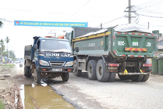 Xe chở cát gây ra nhiều hệ lụy cho hạ tầng giao thông qua địa bàn Đại Lộc. Ảnh: N.BÍCH