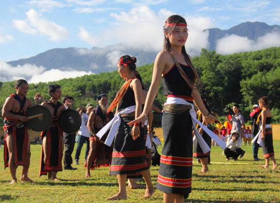 Đồng bào Ca Dong ở huyện Bắc Trà My trình diễn điệu múa tuyền thống tại Lễ hội VH-TT các huyện miền núi     năm 2014. Ảnh: ALĂNG NGƯỚC