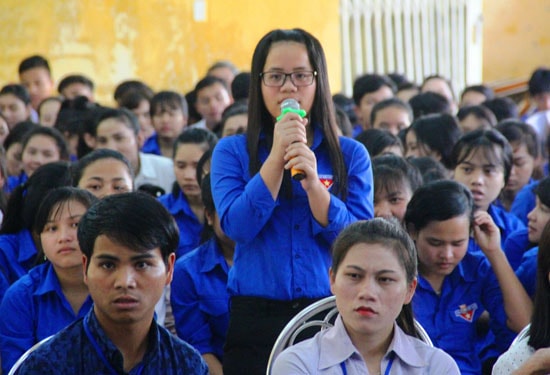 Rất đông các thầy cô và học sinh Trường Phổ thông DTNT tỉnh tham dự buổi giao lưu hướng nghiệp với cựu học sinh. Ảnh: ĐĂNG NGUYÊN