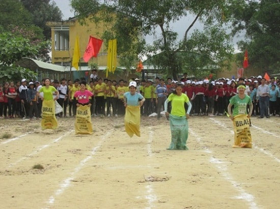 Phần thi nhảy bao bố. Ảnh: HC