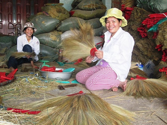 Hầu hết chủ cơ sở ở các làng nghề đang cần vốn để mở rộng quy mô sản xuất.Ảnh: VĂN SỰ            