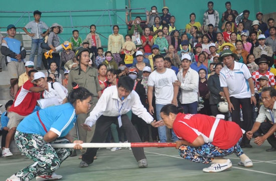 Những môn thể thao truyền thống luôn thu hút sự tham gia cổ vũ của nhiều người.Ảnh: TƯỜNG VY