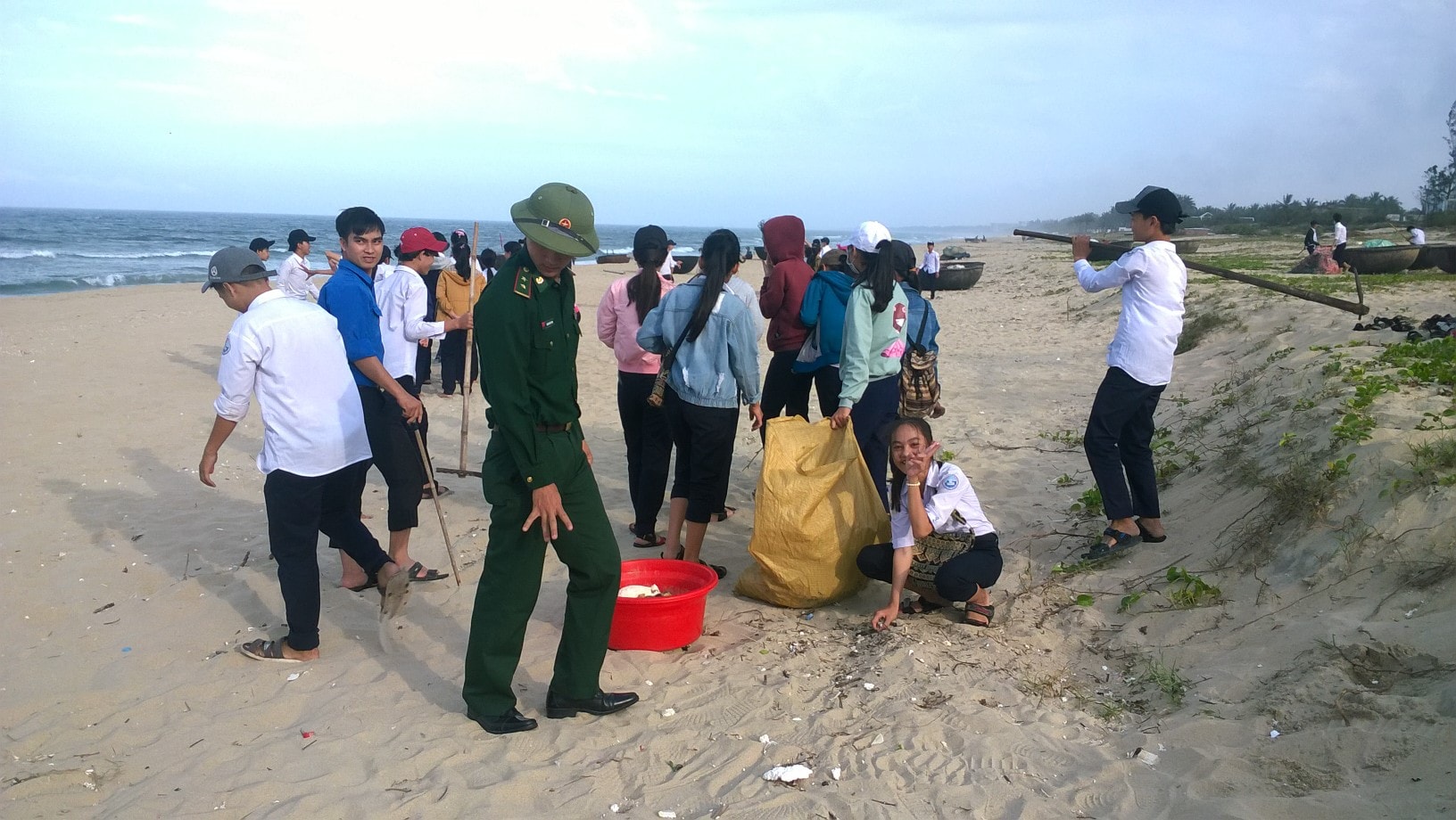 Hơn 130 đoàn viên thanh niên phối hợp với chiến sĩ thuộc Trạm Biên phòng Điện Dương ra quân làm sạch bãi tắm Thống Nhất. Ảnh: Q.T