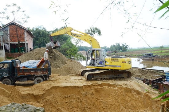 Một bãi tập kết cát ở bờ sông Thu Bồn, đoạn qua phường Điện Minh (thị xã Điện Bàn). Ảnh: T.HỮU