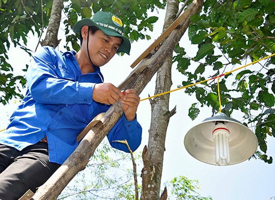 Tuổi trẻ Quảng Nam với mô hình “Thắp sáng đường quê”. Ảnh: VINH ANH