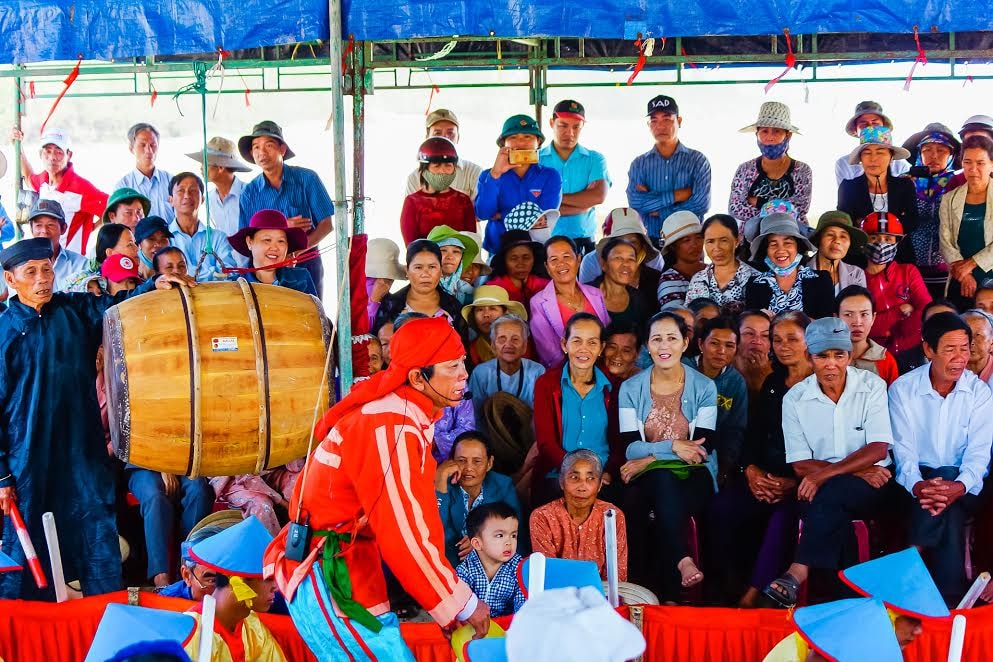 Người dân làng biển háo hức đi xem, đi nghe lễ hội làng mình.