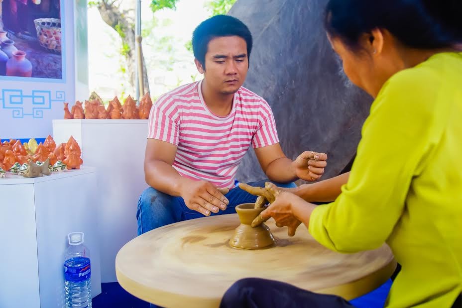 Các làng nghề như dệt thổ cẩm, mây tre đan, gốm... được quảng bá tại triển lãm.