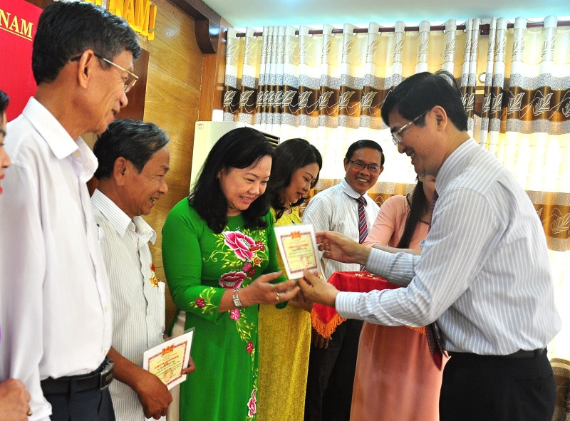 Bí thư Tỉnh ủy, Chủ tịch HĐND tỉnh Nguyễn Ngọc Quang tặng huy hiệu 