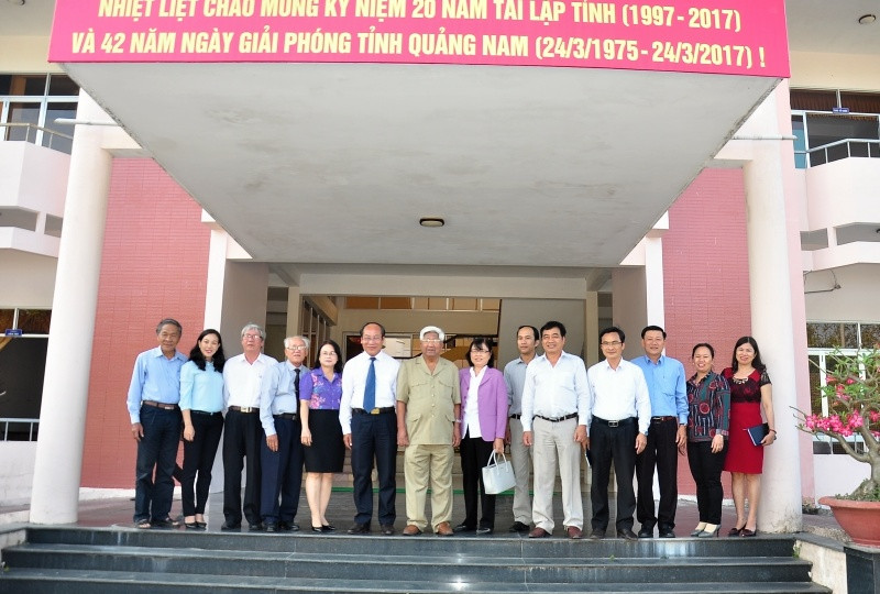 Nguyên Chủ tịch Ủy ban Trung ương MTTQ Việt Nam Phạm Thế Duyệt chụp hình lưu niệm với cán bộ, nguyên là cán bộ Mặt trận tỉnh. Ảnh: VINH ANH