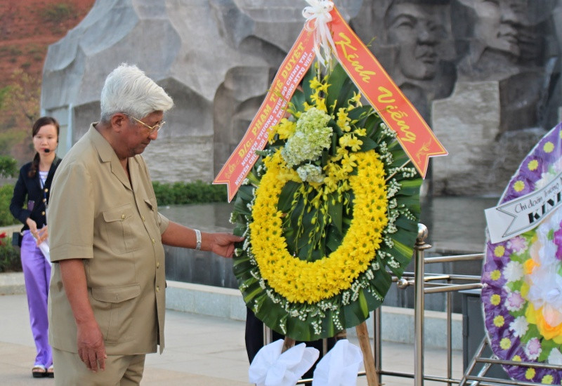 Đồng chí Phạm Thế Duyệt đặt vòng hoa lên Tượng đài Mẹ Việt Nam anh hùng. Ảnh: VINH ANH