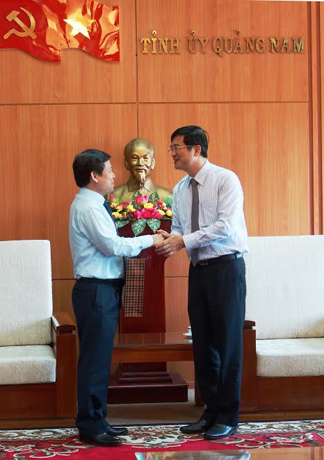 Bí thư Tỉnh ủy Nguyễn Ngọc Quang tặng quà lưu niệm cho Viện trưởng Viện KSNS tối cao Lê Minh Trí. Ảnh: THÀNH CÔNG