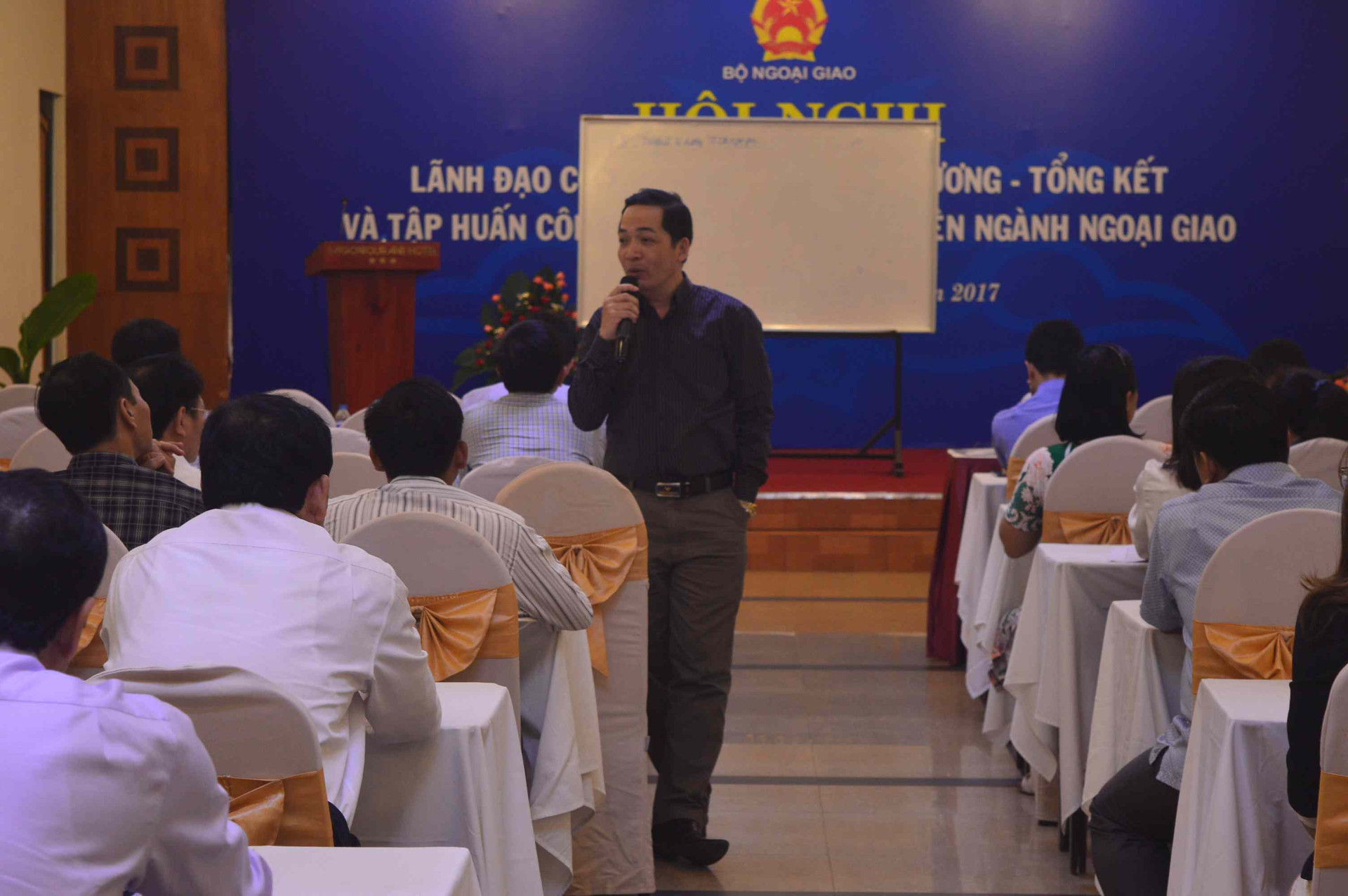 Ông Nguyễn Huy Hoàng - Phó Hiệu trưởng trường Cán bộ Thanh tra giải đáp thắc mắc cho các đại biểu tham gia tập huấn. Ảnh: Q.T
