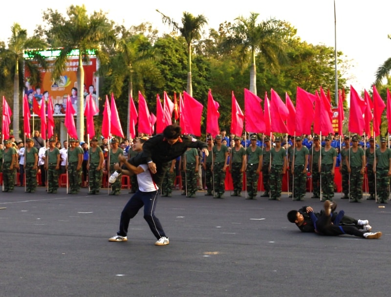 Màn đấu đối kháng với tuyệt chiêu dùng chân kẹp cổ