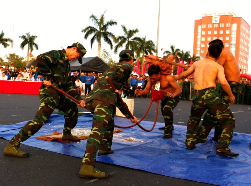 Vận khí công đẩy cong 2 mũi giáo đâm vao cổ họng. Bên trên chịu đựng búa tạ đập vỡ chồng ngói