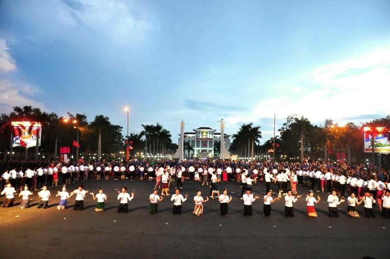 Sinh viên Lào tham gia biểu dương lực lượng tại ngày hội