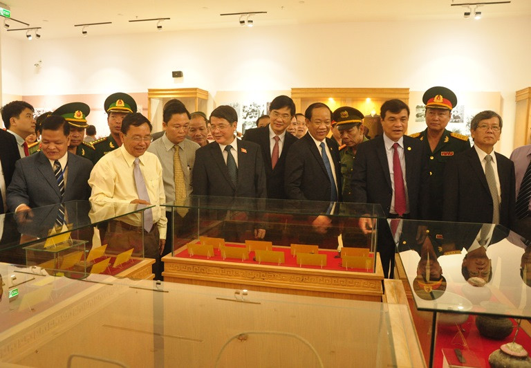 Các đồng chí lãnh đạo tỉnh cùng các đại biểu tham quan Không gian trưng bày Mẹ Việt Nam anh hùng. Ảnh: N.Đ.