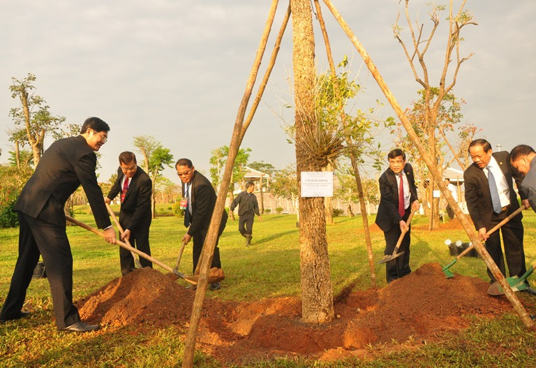 Các đồng chí lãnh đạo tỉnh trồng cây lưu niệm cùng lãnh đạo tỉnh Chăm pa sắc tại Tượng đài Mẹ Việt Nam anh hùng. Ảnh: N.Đ. 