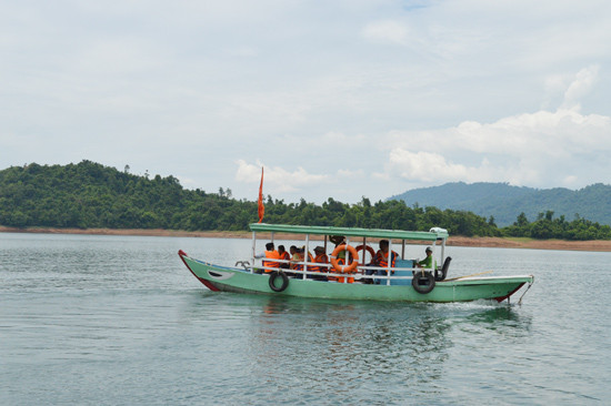 Du khách tham quan hồ Phú Ninh.