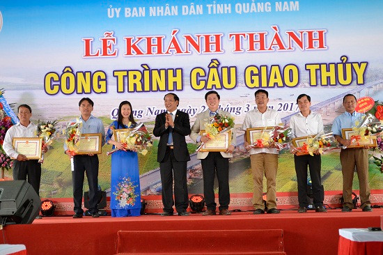 Chủ tịch UBND tỉnh Đinh Văn Thu tặng bằng khen cho các tập thể xuất sắc. Ảnh: C.TÚ