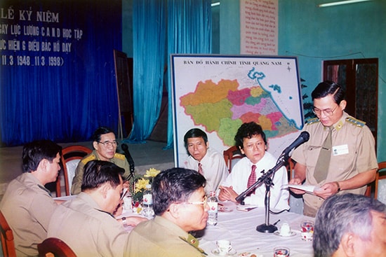 Đồng chí Nguyễn Hạnh Kiểm báo cáo với đoàn công tác của Bộ Công an, do Thượng tướng Lê Minh Hương - Ủy viên Bộ Chính trị, Bộ trưởng Bộ Công an đến thăm và làm việc tại Quảng Nam năm 1998.