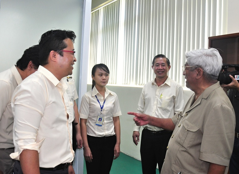 Đồng chí Phạm Thế Duyệt nói chuyện với cán bộ THACO. Ảnh: VINH ANH