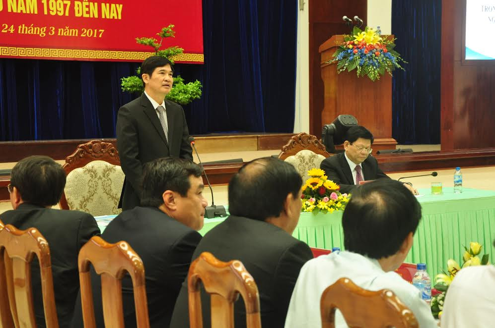 Bí thư Tỉnh ủy Nguyễn Ngọc Quang phát biểu chúc các cô, các chú, các bác luôn mạnh khỏe, tiếp tục góp ý cho thế hệ cán bộ hôm nay.