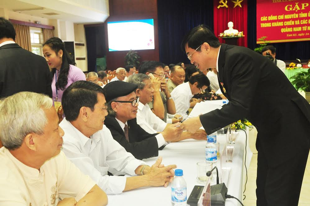  Bí thư Tỉnh ủy Nguyễn Ngọc Quang tặng mà cho các bác nguyên lãnh đạo tỉnh.