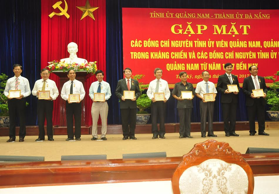 Các đồng chí Thường trực Tỉnh ủy từ năm 1997 đến nay nhận Huy hiệu “Vì sự nghiệp xây dựng và phát triển Quảng Nam. 