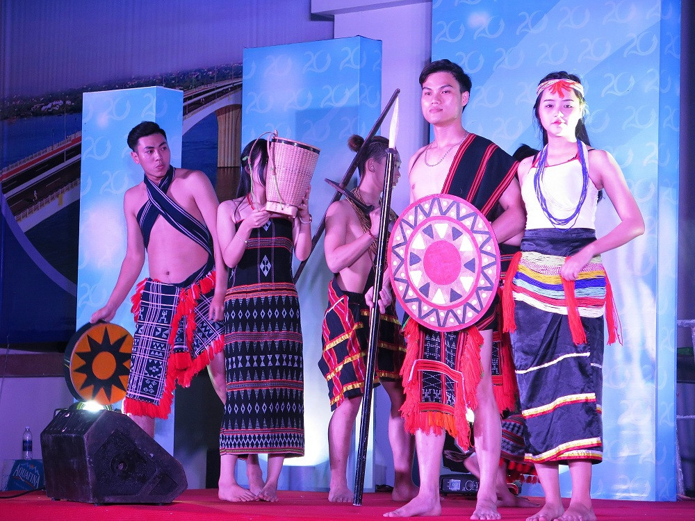 Trình diễn trang phục truyền thống các dân tộc trên địa bàn tỉnh
