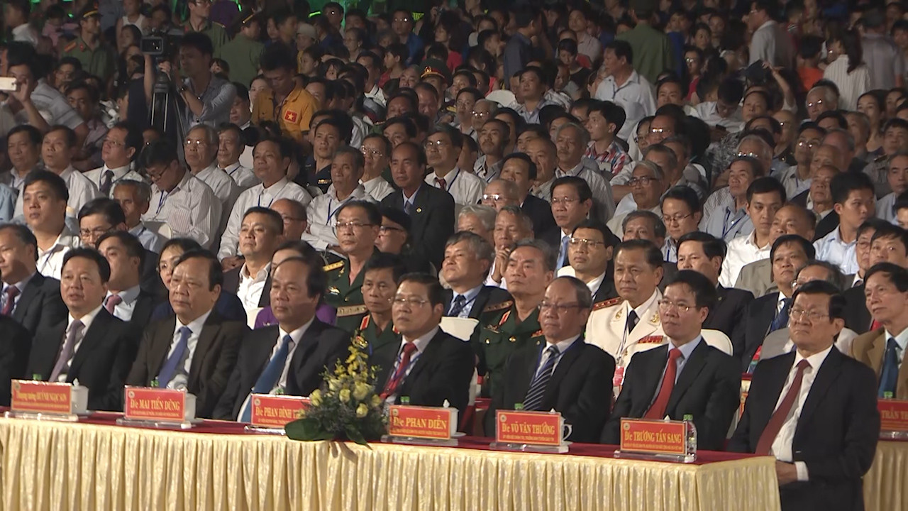 Các đồng chí lãnh đạo Đảng, Nhà nước, nguyên lãnh đạo Quảng Nam qua các thời kỳ dự lễ.