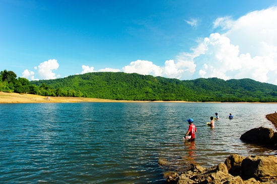 Câu cá bống ở hồ Phú Ninh. Ảnh: PHƯƠNG THẢO