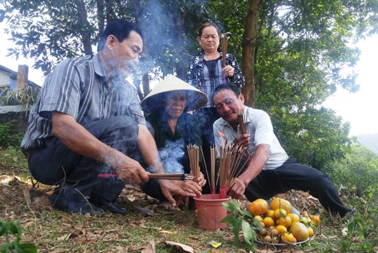 Những người trong Ban liên lạc B Phú Ninh thường mang hoa quả, nhang khói lên hồ mỗi khi nhớ đồng đội. Ảnh: XUÂN THỌ