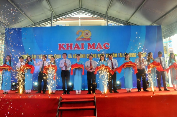 Cutting the red ribbon to open the exhibition