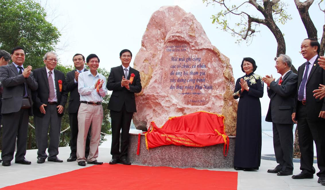  Khánh thành bia ghi công những tập thể, cá nhân đóng góp xây dựng công trình đại thủy nông Phú Ninh.