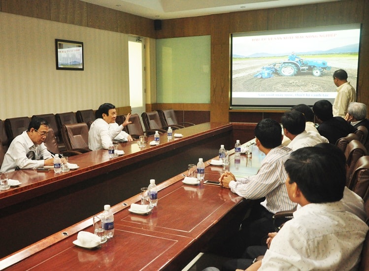 Nguyên Chủ tịch nước Trương Tấn Sang trao đổi, tìm hiểu về quyết đầu tư sản xuất máy nông nghiệp của Thaco. Ảnh: N.Đ.