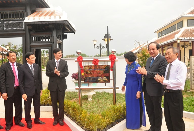 Và tháo băng gắn biển công nhận công trình tu bổ, nâng cấp Khu lưu niệm Chủ tịch Hội đồng Nhà nước Võ Chí Công là công trình thi đua chào mừng 20 năm tái lập tỉnh. Ảnh: NĐ.