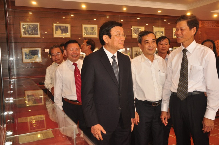 Nguyên Chủ tịch nước Trương Tấn Sang cùng các đồng chí nguyên lãnh đạo tỉnh thăm quan nhà trưng bày tại Khu lưu niệm. Ảnh: NĐ.