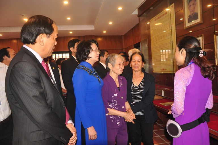 Phó Chủ tịch nước Đặng Thị Ngọc Thịnh cùng các đồng chí lãnh đạo tỉnh thăm quan nhà trưng bày tại Khu lưu niệm. Ảnh: NĐ.