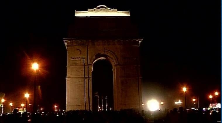 Sự kiện tắt đèn ở cổng thành India Gate nổi tiếng nằm ngay tại trung tâm New Delhi (Ấn Độ) có hình cung bằng đá cao 42m 