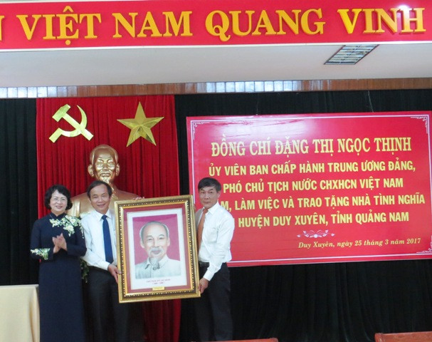 Phó Chủ tịch nước trao tặng Huyện ủy Duy Xuyên chân dung của Chủ tịch Hồ Chí Minh. Ảnh: HOÀNG LIÊN